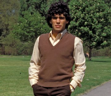 Photo de Diego Maradona, jeune et bien habillé