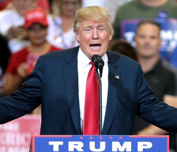 Photo de Donald Trump écartant les bras à un meeting