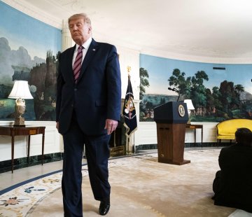 Photo de Donald Trump quittant une conférence de presse